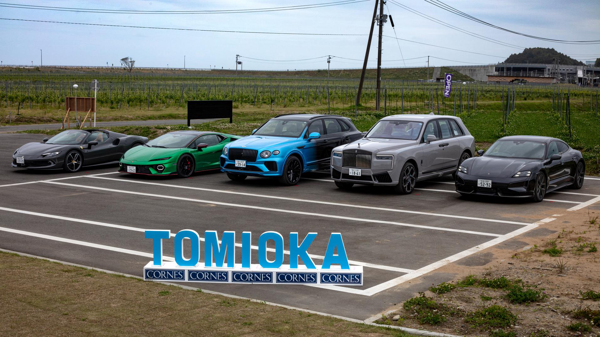<p class="editor-paragraph" dir="ltr"><span style="white-space: pre-wrap;">2026年5月23日（土）〜24日（日）、新緑の風が吹き抜ける福島県富岡町の「とみおかワイナリー」にて、グランドオープン1周年を記念する特別なイベントが開催されました。</span><br><span style="white-space: pre-wrap;">私たち復興応援活動「CORNES MAKE A MOVEMENT」もこの記念すべき佳き日に参加し、町民の皆様や遠方から足を運んでくださった多くのお客様を、心を込めておもてなしいたしました。</span><br><span style="white-space: pre-wrap;">元々は、福島へのツーリングルート模索の過程でこの場所を見つけたという、偶然のきっかけから始まった縁でした。昨年5月のグランドオープン、9月の収穫祭、そして今回の1周年。3度目となった今回のイベント参加のなかで、&nbsp;&nbsp; コーンズと、とみおかワイナリーの皆様との出会いは今、まるでこの地にしっかりと根を張るブドウの木のように、深く、力強く育まれています。</span></p>