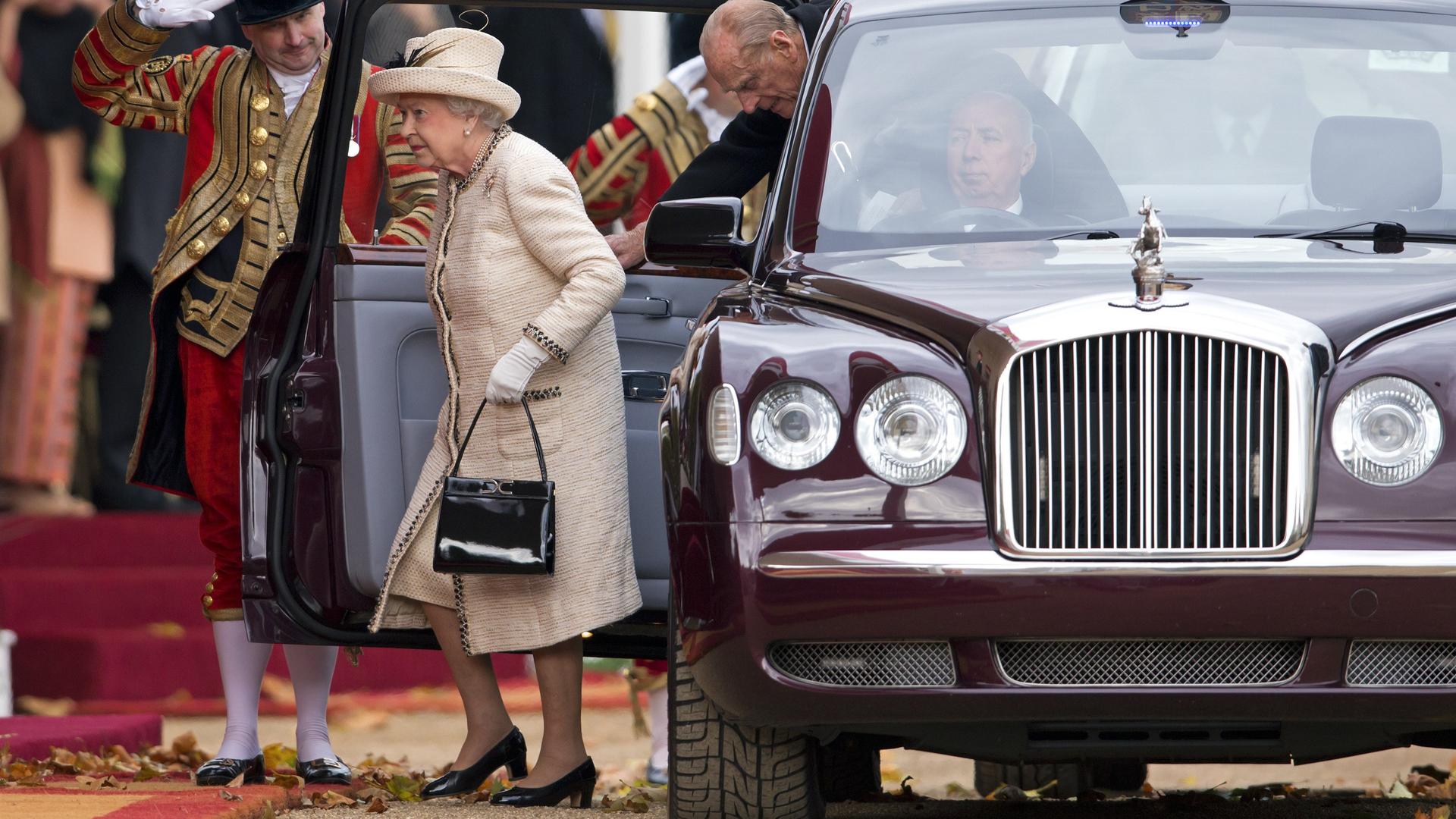 【ベントレー大阪】英国王室写真展 "英国王室が愛したベントレー"